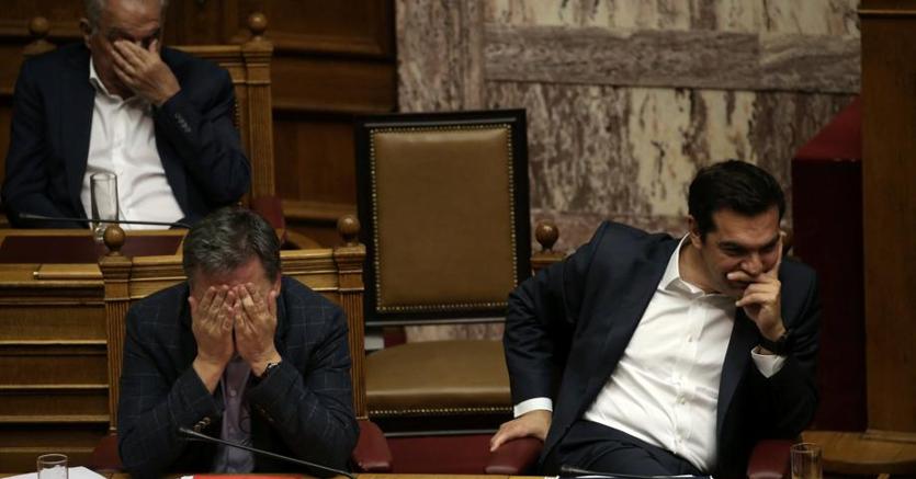 Il primo ministro Alexis Tsipras e il ministro delle Finanze Euclid Tsakalotos 